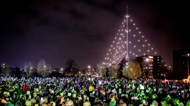 grootste-kerstboom-ter-wereld-voor-25e-keer-opgetuigd-in-ijsselstein