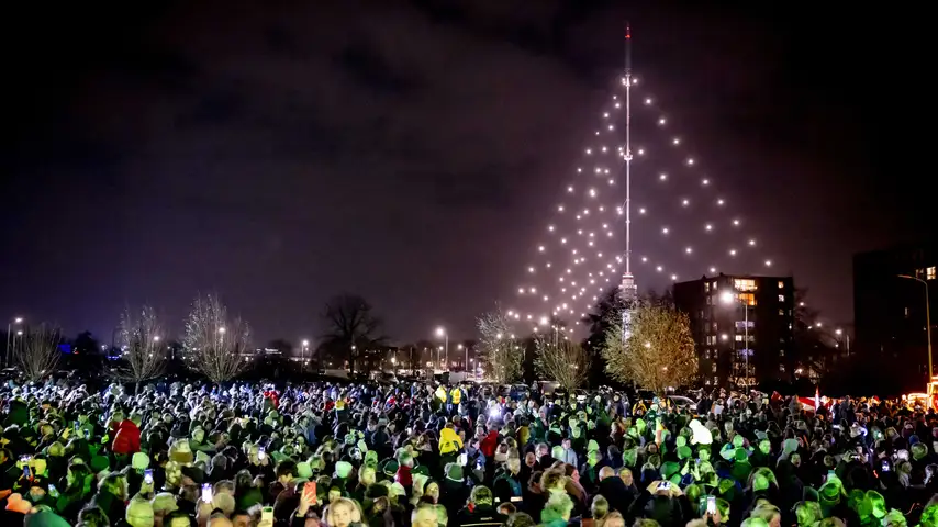 Grootste ‘kerstboom’ ter wereld voor 25e keer opgetuigd in IJsselstein